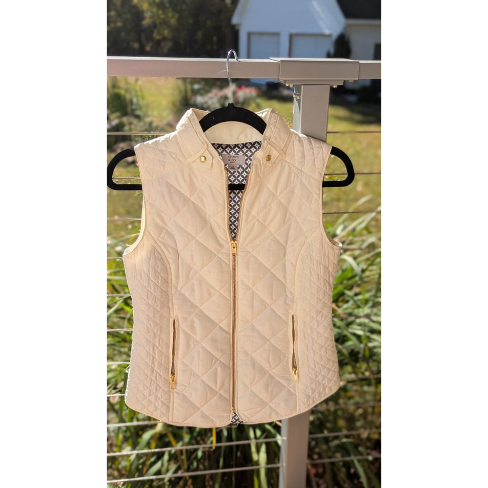 Women's Crown & Ivy Petite Cream Quilted Vest with Navy Lining